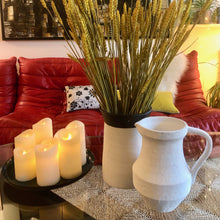 Charger l&#39;image dans la galerie, composition vase et vase cruche en céramique texturée blanche sur table en verre-ambiance salon design et cosy
