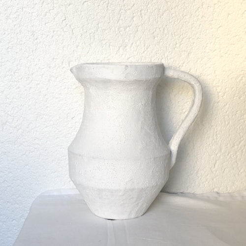 Vase forme cruche en céramique blanche. Aspect à la fois rustique et design. 