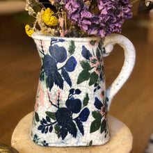 Charger l&#39;image dans la galerie, plan serré sur un vase cruche motif floral sur céramique aspect craquelé et bouquet de fleurs séchées
