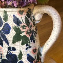 Charger l&#39;image dans la galerie, Gros plan sur la poignée en céramique craquelé de la cruche motif floral avec fleurs séchées
