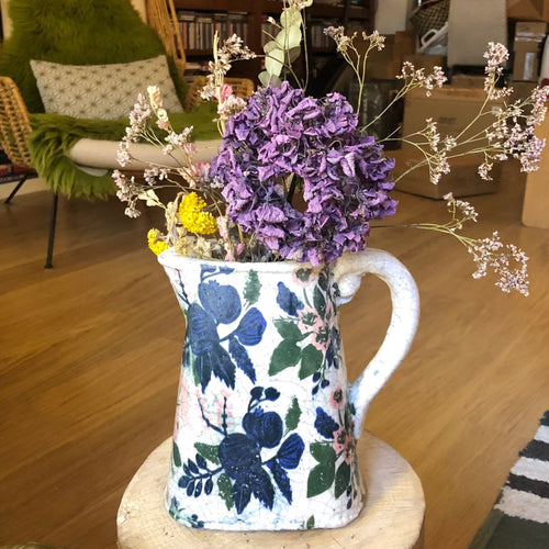 vase cruche motif floral avec bouquet dans un intérieur