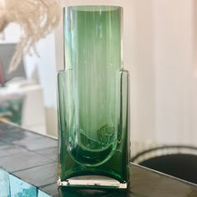 Charger l&#39;image dans la galerie, Vase droit en verre vert avec une base plus épaisse sur comptoir en zélig noir
