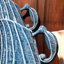 Charger l&#39;image dans la galerie, gros plan sur 2 poignées en forme d&#39;hippocampe de cruche bleu aspect coquillage;
