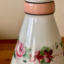 Charger l&#39;image dans la galerie, Détail sur vase vintage opaline blanche motifs de couronne de fleurs délicates et bande corail bordée de noir
