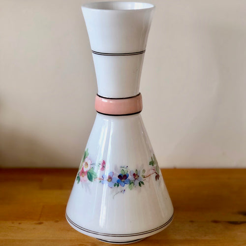 Vase forme diabolo en opaline blanche avec décor foral délicat et bandes rose corail dans la partie resserée