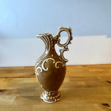 Charger l&#39;image dans la galerie, vase rococo de couleur caramel et volutes blanches

