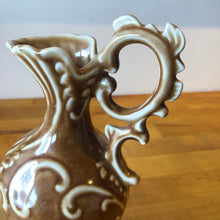 Charger l&#39;image dans la galerie, Détail de la anse en volutes d&#39;un vase style rococo couleur marron glacé
