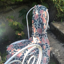 Charger l&#39;image dans la galerie, étole paréo fleurs roses sur une chaise de jardin en fer forgé blanc
