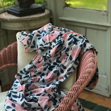 Charger l&#39;image dans la galerie, étole paréo fleurs roses sur un fauteuil en osier rose
