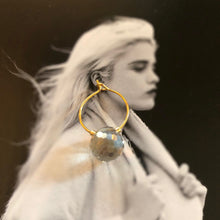 Charger l&#39;image dans la galerie, montage photo décalé femme blonde et une mini créole perle boule cristal
