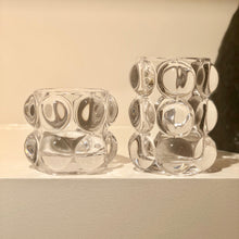Charger l&#39;image dans la galerie, 2 photophores bulles transparents en verre , un petit et un grand modèle sur fond blanc
