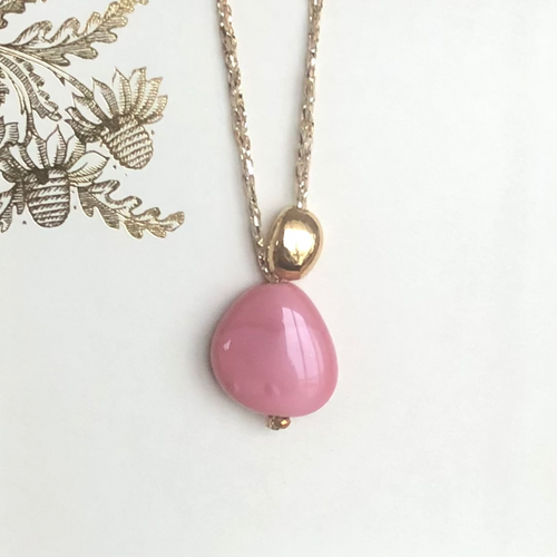 Perle de verre chunky rose sur fil d'or et perle de galet plaquée or 