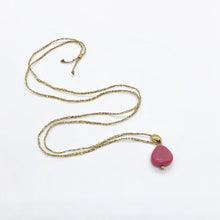 Charger l&#39;image dans la galerie, Sautoir talisman bohème composé d&#39;une perle de verre chunky rose et d&#39;une perle galet plaqué or sur fil d&#39;or
