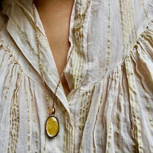 Charger l&#39;image dans la galerie, gros plan sur sautoir talisman bohème nacre calisson porté sur chemise crème à fins liserets dorés
