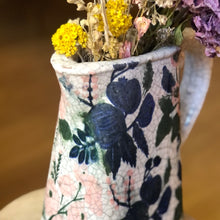 Charger l&#39;image dans la galerie, Plan de coté et serré sur un vase cruche céramique craquelé et fleurs séchées
