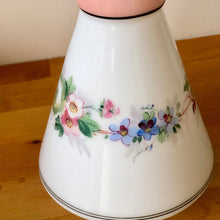 Charger l&#39;image dans la galerie, détail sur vase vintage opaline blanche , des fleurs roses et bleues
