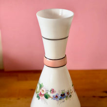 Charger l&#39;image dans la galerie, Vase diabolo vintage en opaline blanche et décor couronne de fleurs et bande corail
