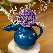 Charger l&#39;image dans la galerie, Vase pichet bleu pétrole avec bec verseur &quot;pélican&quot; avec bouquet de fleurs séchées.
