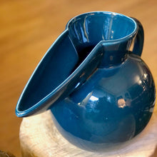 Charger l&#39;image dans la galerie, gros plan d&#39;un pichet en céramique couleur bleu pétrole avec un grand bec verseur &quot; pélican&quot;
